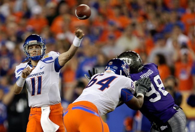 GLENDALE, AZ - JANUARY 04:  Quarterback Kellen Moore #11 of the Boise State Broncos passes the ball against the TCU Horned Frogs during the Tostitos Fiesta Bowl at the Universtity of Phoenix Stadium on January 4, 2010 in Glendale, Arizona.  (Photo by Jamie Squire/Getty Images)