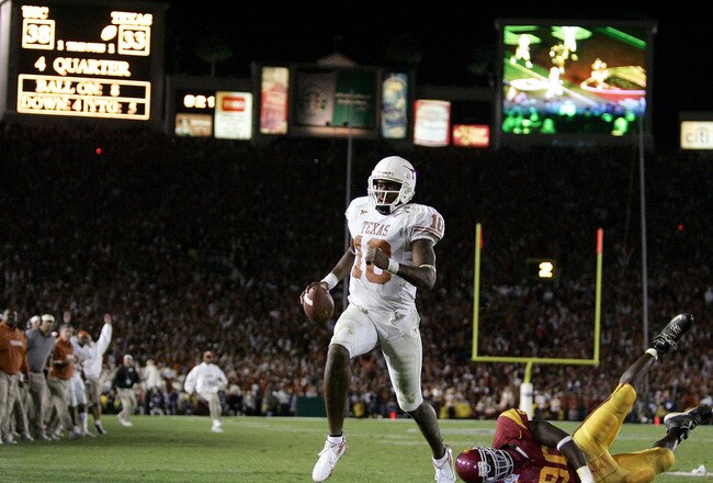 PASADENA, CA - JANUARY 04:  Vince Young #10 of the Texas Longhorns runs past Frostee Rucker #90 of the USC Trojans to score a touchdown and put the Longhorns up by one in the final moments of the BCS National Championship Rose Bowl Game at the Rose Bowl on January 4, 2006 in Pasadena, California.  Texas defeated USC 41-38.  (Photo by Harry How/Getty Images)