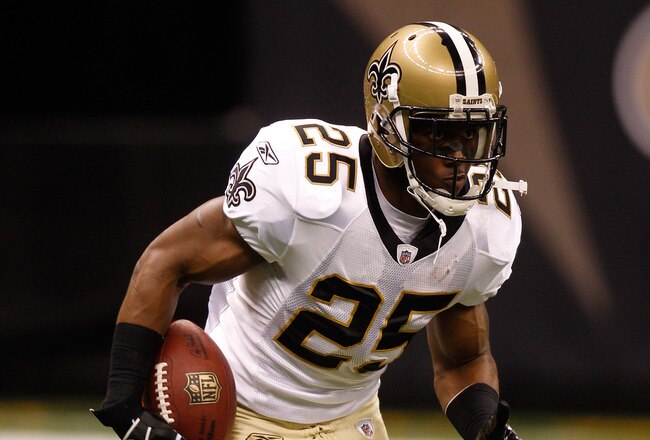 NEW ORLEANS - AUGUST 27:  Reggie Bush #25 of the New Orleans Saints warms up during pregame before playing the San Diego Chargers at the Louisiana Superdome on August 27, 2010 in New Orleans, Louisiana.  (Photo by Chris Graythen/Getty Images)