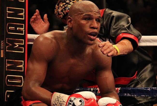 LAS VEGAS - MAY 01:  Floyd Mayweather Jr. looks on from his corner against Shane Mosley during their welterweight fight at the MGM Grand Garden Arena on May 1, 2010 in Las Vegas, Nevada. Mayweather Jr. defeated Mosley by unanimous decison.  (Photo by Jed Jacobsohn/Getty Images)