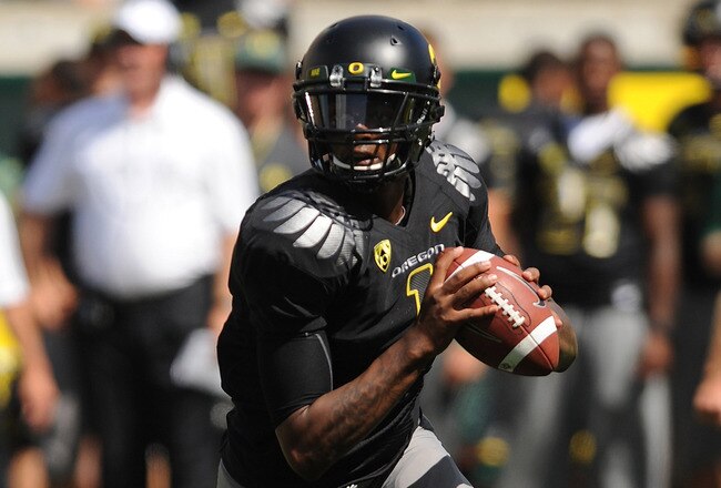 EUGENE, OR - SEPTEMBER 04: Quarterback Darron Thomas #1 of the Oregon Ducks rolls out to pass in the first quarter of the game against the New Mexico Lobos at Autzen Stadium on September 4, 2010 in Eugene, Oregon.  (Photo by Steve Dykes/Getty Images)