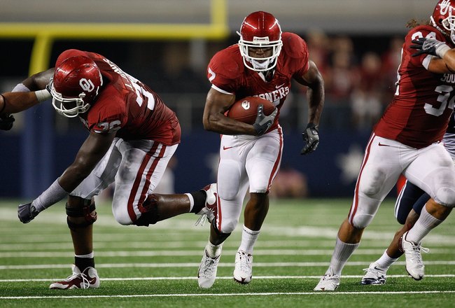 ARLINGTON, TX - SEPTEMBER 05:  Running back DeMarco Murray #7 of the Oklahoma Sooners at Cowboys Stadium on September 5, 2009 in Arlington, Texas.  (Photo by Ronald Martinez/Getty Images)
