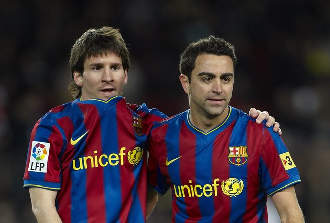 BARCELONA, SPAIN - FEBRUARY 06: Lionel Messi of FC Barcelona embraces his team mate Xavi Hernandez after the La Liga match between Barcelona and Getafe at Camp Nou on February 6, 2010 in Barcelona, Spain. Barcelona won 2-1. (Photo by Manuel Queimadelos Alonso/Getty Images)