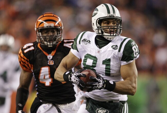 CINCINNATI - JANUARY 9: Tight end Dustin Keller #81 of the New York Jets runs with the ball after a catch against the Cincinnati Bengals during the 2010 AFC wild-card playoff game at Paul Brown Stadium on January 9, 2010 in Cincinnati, Ohio. (Photo by Andy Lyons/Getty Images)