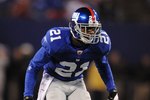 EAST RUTHERFORD, NJ - NOVEMBER 02: Kenny Phillips #21 of the New York Giants in action against the Dallas Cowboys during their game on November 2, 2008 at Giants Stadium in East Rutherford, New Jersey.  (Photo by Al Bello/Getty Images)