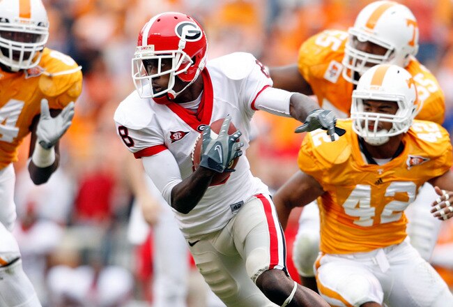 KNOXVILLE, TN - OCTOBER 10: A.J. Green #8 of the Georgia Bulldogs runs with the ball after a reception during the SEC game against the Tennessee Volunteers at Neyland Stadium on October 10, 2009 in Knoxville, Tennessee. (Photo by Andy Lyons/Getty Images)