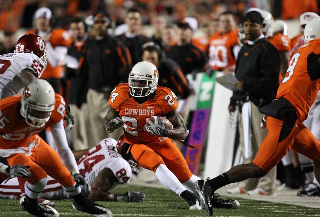 STILLWATER, OK - NOVEMBER 29:  Running back Kendall Hunter #24 of the Oklahoma State Cowboys runs the ball against the Oklahoma Sooners at Boone Pickens Stadium on November 29, 2008 in Stillwater, Oklahoma.  (Photo by Ronald Martinez/Getty Images)