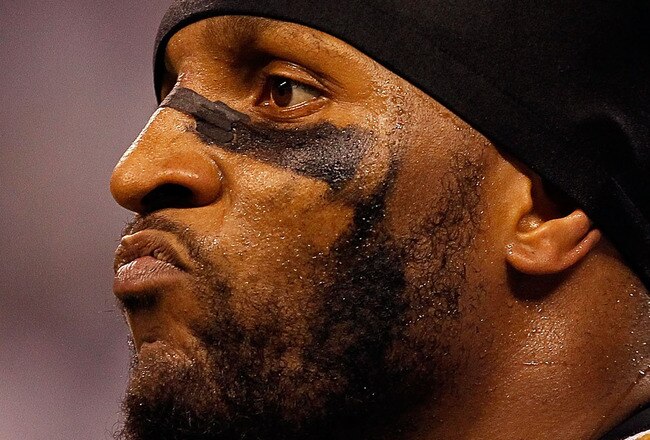 INDIANAPOLIS - JANUARY 16:  Ray Lewis #52 of the Baltimore Ravens reacts in the fourth quarter against the Indianapolis Colts in the AFC Divisional Playoff Game at Lucas Oli Stadium on January 16, 2010 in Indianapolis, Indiana.  The Colts defeated the Ravens 20-3. (Photo by Jonathan Daniel/Getty Images)