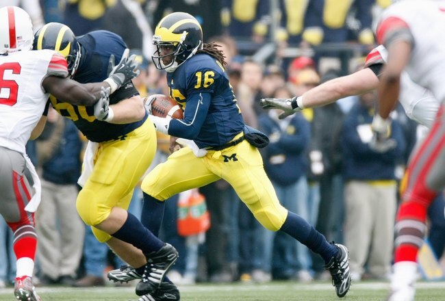 ANN ARBOR, MI - NOVEMBER 21: Denard Robinson #16 of the Michigan Wolverines carries the ball during the game against the Ohio State Buckeyes on November 21, 2009 at Michigan Stadium in Ann Arbor, Michigan. Ohio State won the game 21-10. (Photo by Gregory Shamus/Getty Images)