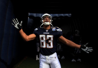 SAN DIEGO, CA - DECEMBER 20:  Wide receiver Vincent Jackson #83 of the San Diego Chargers prepares to enter the game against the Cincinnati Bengals during the NFL game on December 20, 2009 at Qualcomm Stadium in San Diego, California.  (Photo by Donald Miralle/Getty Images)