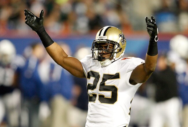 MIAMI GARDENS, FL - FEBRUARY 07:  Reggie Bush #25 of the New Orleans Saints reacts to a play against the Indianapolis Colts during Super Bowl XLIV on February 7, 2010 at Sun Life Stadium in Miami Gardens, Florida.  (Photo by Chris Graythen/Getty Images)