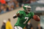 PHILADELPHIA - SEPTEMBER 12:  Michael Vick #7 of the Philadelphia Eagles rushes during a game against the Green Bay Packers at Lincoln Financial Field on September 12, 2010 in Philadelphia, Pennsylvania.  (Photo by Mike Ehrmann/Getty Images)