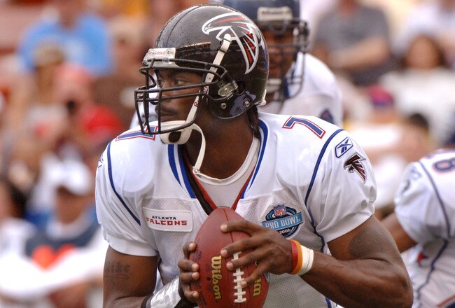 Atlanta Falcons quarterback Michael Vick sets to pass February 12, 2006 at the Pro Bowl at Aloha Stadium in Honolulu, Hawaii.  (Photo by Al Messerschmidt/Getty Images)