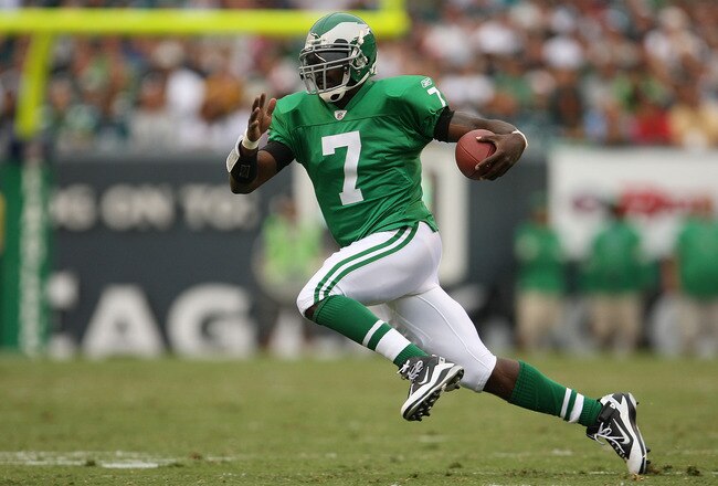 PHILADELPHIA - SEPTEMBER 12:  Michael Vick #7 of the Philadelphia Eagles rushes during a game against the Green Bay Packers at Lincoln Financial Field on September 12, 2010 in Philadelphia, Pennsylvania.  (Photo by Mike Ehrmann/Getty Images)