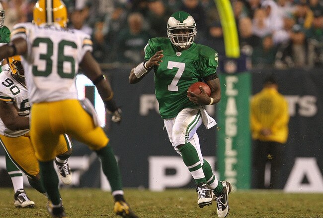 PHILADELPHIA - SEPTEMBER 12:  Michael Vick #7 of the Philadelphia Eagles rushes during a game against the Green Bay Packers at Lincoln Financial Field on September 12, 2010 in Philadelphia, Pennsylvania.  (Photo by Mike Ehrmann/Getty Images)