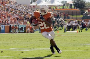 AUSTIN, TX - NOVEMBER 8:  Foswhitt Whittaker #28 of the Texas Longhorns carries the ball during the game against the Baylor Bears on November 8, 2008 at Darrell K Royal-Texas Memorial Stadium in Austin, Texas.  Texas won 45-21. (Photo by Brian Bahr/Getty Images)