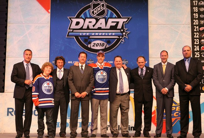 LOS ANGELES, CA - JUNE 25:  Taylor Hall, drafted #1 overall by the Edmonton Oilers, poses with team personnel during the 2010 NHL Entry Draft at Staples Center on June 25, 2010 in Los Angeles, California.  (Photo by Bruce Bennett/Getty Images)
