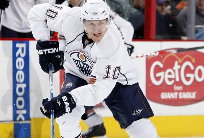 COLUMBUS, OH - MARCH 15:  Shawn Horcoff #10 of the Edmonton Oilers plays the puck in the neutral zone during their NHL game against the Columbus Blue Jackets on March 15, 2010 at Nationwide Arena in Columbus, Ohio. The Blue Jackets defeated the Oilers 5-3. (Photo by Gregory Shamus/Getty Images)