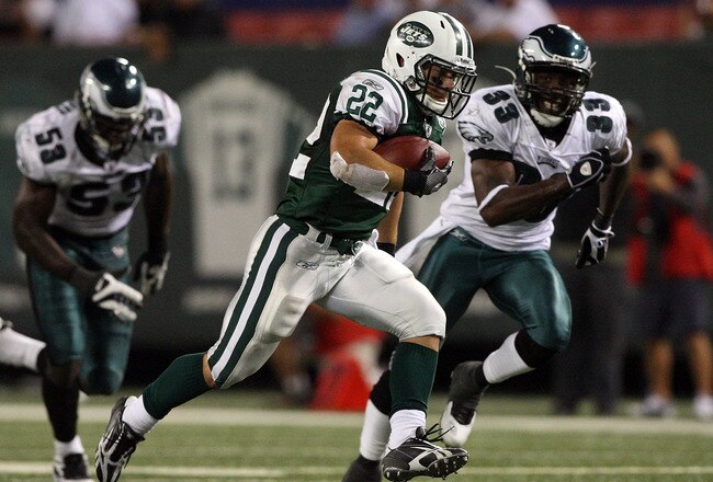 EAST RUTHERFORD, NJ - SEPTEMBER 03: Danny Woodhead #22 of the New York Jets runs the ball against the Philadelphia Eagles on September 3, 2009 at Giants Stadium in East Rutherford, New Jersey. The Jets defeated the Eagles 38-27.  (Photo by Jim McIsaac/Getty Images)