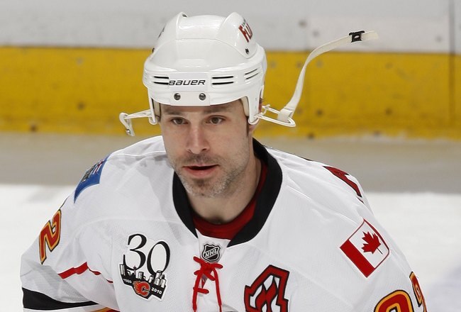 SUNRISE, FL - FEBRUARY 5: Daymond Langkow #22 of the Calgary Flames warms up prior to the game against the Florida Panthers on February 5, 2010 at the BankAtlantic Center in Sunrise, Florida. The Flames defeated the Panthers 2-1. (Photo by Joel Auerbach/Getty Images)