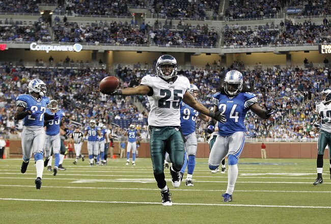 DETROIT - SEPTEMBER 19:  LeSean McCoy #25 of the Philadelphia Eagles scores on a 46 yard touchdown during the fourth quarter of the game against the Detroit Lions at Ford Field on September 19, 2010 in Detroit, Michigan. The Eagles defeated the Lions 35-32.  (Photo by Leon Halip/Getty Images)