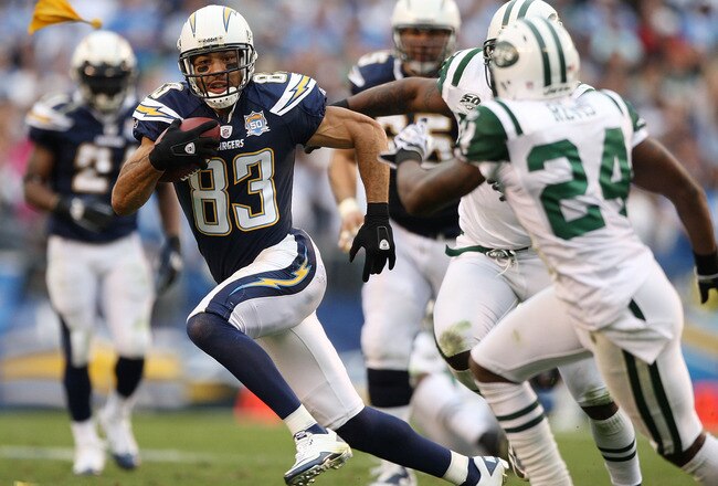SAN DIEGO - JANUARY 17:  Wide receiver Vincent Jackson #83 of the San Diego Chargers runs after a catch against the New York Jets during  AFC Divisional Playoff Game at Qualcomm Stadium on January 17, 2010 in San Diego, California. A flag on the play negated the catch. (Photo by Donald Miralle/Getty Images)