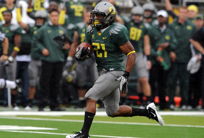 EUGENE, OR - SEPTEMBER 18: Running back LaMichael James #21of the Oregon Ducks heads to the end zone for a touchdown in the first quarter of the game against the Portland State Vikings at Autzen Stadium on September 18, 2010 in Eugene, Oregon. Oregon won the game 69-0.  (Photo by Steve Dykes/Getty Images)