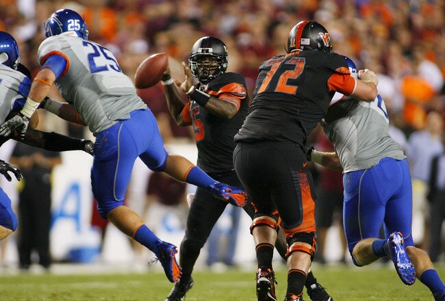 LANDOVER, MD - SEPTEMBER 06:  Quarterback Tyrod Taylor #5 of the Virginia Tech Hokies passes the ball as linebacker Hunter White #25 of the Boise State Broncos defends at FedExField on September 6, 2010 in Landover, Maryland.  (Photo by Geoff Burke/Getty Images)