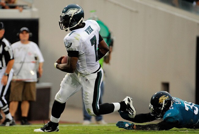 JACKSONVILLE, FL - SEPTEMBER 26:  Quarterback Michael Vick #7 of the Philadelphia Eagles runs for a touchdown past safety Courtney Greene #36 of the Jacksonville Jaguars at EverBank Field on September 26, 2010 in Jacksonville, Florida. The Eagles defeated the Jaguars 28-3.  (Photo by Doug Benc/Getty Images)