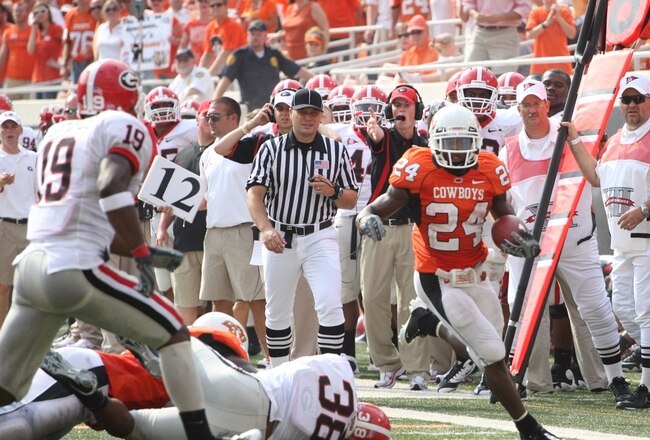 STILLWATER, OK - SEPTEMBER 5:  Running back Kendall Hunter #24 of the Oklahoma State Cowboys rushes for a nine yards during the third quarter of the game against the Georgia Bulldogs at Boone Pickens Stadium on September 5, 2009 in Stillwater, Oklahoma. (Photo by Christian Petersen/Getty Images)