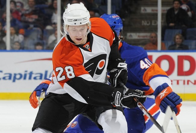 UNIONDALE, NY - MARCH 28:  Claude Giroux #28 of the Philadelphia Flyers moving the puck past Joel Rechlicz #40 of the New York Islanders in a National Hockey League game on March 28, 2009 in Uniondale, New York.  (Photo by Paul Bereswill/Getty Images)