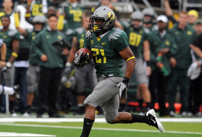EUGENE, OR - SEPTEMBER 18: Running back LaMichael James #21of the Oregon Ducks heads to the end zone for a touchdown in the first quarter of the game against the Portland State Vikings at Autzen Stadium on September 18, 2010 in Eugene, Oregon. Oregon won the game 69-0.  (Photo by Steve Dykes/Getty Images)