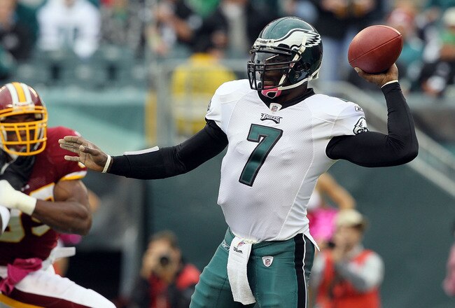 PHILADELPHIA - OCTOBER 03:  Michael Vick #7 of the Philadelphia Eagles throws a pass against the Washington Redskins on October 3, 2010 at Lincoln Financial Field in Philadelphia, Pennsylvania.  (Photo by Jim McIsaac/Getty Images)