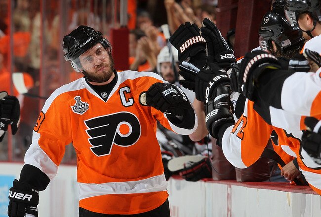 PHILADELPHIA - JUNE 04:  Mike Richards #18 of the Philadelphia Flyers celebrates scoring a power play goal in the first period with teammates against the Chicago Blackhawks in Game Four of the 2010 NHL Stanley Cup Final at Wachovia Center on June 4, 2010 in Philadelphia, Pennsylvania.  (Photo by Jim McIsaac/Getty Images)