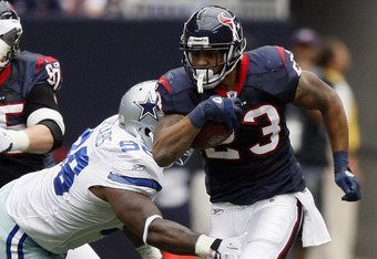 HOUSTON - SEPTEMBER 26:  Running back Arian Foster #23 of the Houston Texans rushes against the Dallas Cowboys in the second quarter at Reliant Stadium on September 26, 2010 in Houston, Texas.  (Photo by Bob Levey/Getty Images)