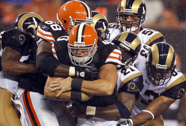 CLEVELAND - AUGUST 21:   Peyton Hillis #40 of the Cleveland Browns runs the ball through the St. Louis Rams defense at Cleveland Browns Stadium on August 21, 2010 in Cleveland, Ohio.  (Photo by Matt Sullivan/Getty Images)