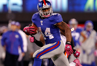 EAST RUTHERFORD, NJ - OCTOBER 03:  Ahmad Bradshaw #44 of the New York Giants runs the ball against the Chicago Bears at New Meadowlands Stadium on October 3, 2010 in East Rutherford, New Jersey.  (Photo by Michael Heiman/Getty Images)