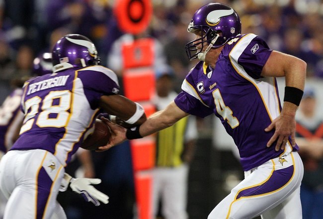 MINNEAPOLIS, MN - DECEMBER 13:  Brett Favre #4 of the Minnesota Vikings hands off the ball to Adrian Peterson #28 against the Cincinnati Bengals on December 13, 2009 at Hubert H. Humphrey Metrodome in Minneapolis, Minnesota. The Vikings defeated the Bengals 30-10.  (Photo by Jim McIsaac/Getty Images)