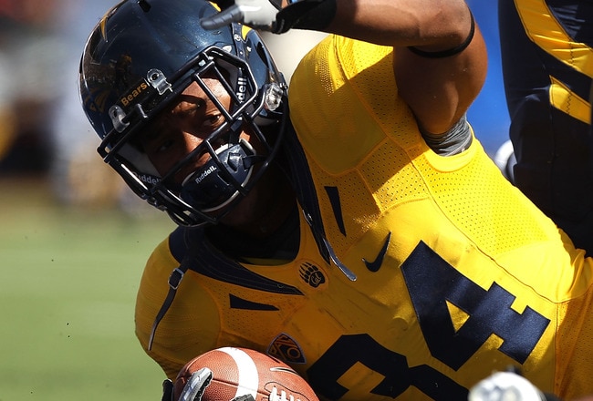 BERKELEY, CA - OCTOBER 09:  Shane Vereen #34 of the California Golden Bears signals for a touchdown against the UCLA Bruins in the first half at California Memorial Stadium on October 9, 2010 in Berkeley, California. Vereen scored on the next play. (Photo by Jed Jacobsohn/Getty Images)