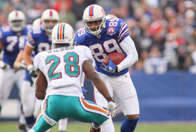 ORCHARD PARK, NY - NOVEMBER 29:  Shawn Nelson #89 of the Buffalo Bills carries the ball against Gibril Wilson #28 of the Miami Dolphins at Ralph Wilson Stadium on November 29, 2009 in Orchard Park, New York. Buffalo won 31-14. (Photo by Rick Stewart/Getty Images)