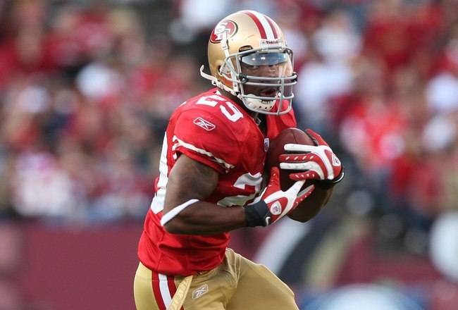 SAN FRANCISCO - NOVEMBER 08: Glen Coffee #29 of the San Francisco 49ers in action against the Tennessee Titans during an NFL game on November 8, 2009 at Candlestick Park in San Francisco, California.  (Photo by Jed Jacobsohn/Getty Images)