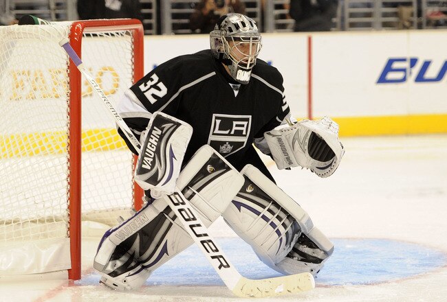 LOS ANGELES, CA - OCTOBER 12:  Jonathan Quick #32 of the Los Angeles Kings stands in goal against the Atlanta Thrashers during their game at Staples Center on October 12, 2010 in Los Angeles, California.  (Photo by Harry How/Getty Images)