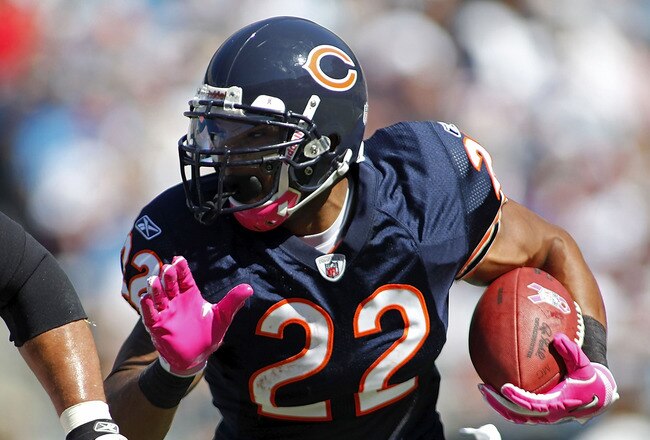 CHARLOTTE, NC - OCTOBER 10: Running back Matt Forte #22 of the Chicago Bears runs with the ball against the Carolina Panthers at Bank of America Stadium on October 10, 2010 in Charlotte, North Carolina. (Photo by Geoff Burke/Getty Images)