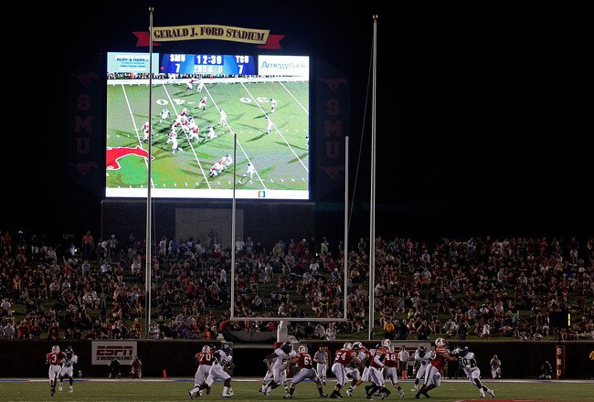 DALLAS - SEPTEMBER 24:  The SMU Mustangs on offense against the TCU Horned Frogs at Gerald J. Ford Stadium on September 24, 2010 in Dallas, Texas.  (Photo by Ronald Martinez/Getty Images)