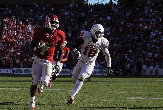 DALLAS - OCTOBER 02:  Running back Demarco Murray #7 of the Oklahoma Sooners runs past D.J. Grant #18 of the Texas Longhorns in the third quarter at the Cotton Bowl on October 2, 2010 in Dallas, Texas.  (Photo by Ronald Martinez/Getty Images)
