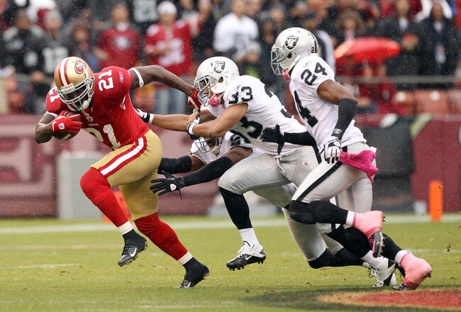SAN FRANCISCO - OCTOBER 17:  Frank Gore #21 of the San Francisco 49ers tries to outrun the Oakland Raiders at Candlestick Park on October 17, 2010 in San Francisco, California.  (Photo by Ezra Shaw/Getty Images)