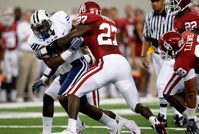 ARLINGTON, TX - SEPTEMBER 05:  Wide receiver O'Neill Chambers #4 of the Brigham Young Cougars runs the ball against Sam Proctor #27 of the Oklahoma Sooners at Cowboys Stadium on September 5, 2009 in Arlington, Texas.  (Photo by Ronald Martinez/Getty Images)