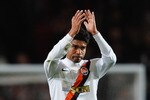 LONDON, ENGLAND - OCTOBER 19:  Eduardo of Shakhtar Donetsk applauds the crowd as he socres their first goal during the UEFA Champions League Group H match between Arsenal and FC Shakhtar Donetsk at the Emirates Stadium on October 19, 2010 in London, England.  (Photo by Laurence Griffiths/Getty Images)