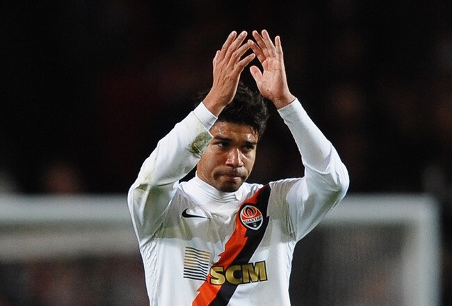 LONDON, ENGLAND - OCTOBER 19:  Eduardo of Shakhtar Donetsk applauds the crowd as he socres their first goal during the UEFA Champions League Group H match between Arsenal and FC Shakhtar Donetsk at the Emirates Stadium on October 19, 2010 in London, England.  (Photo by Laurence Griffiths/Getty Images)
