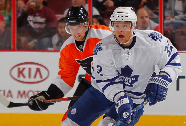 PHILADELPHIA - OCTOBER 23:  Kris Versteeg #32 of the Toronto Maple Leafs skates with the puck in a hockey game against the Philadelphia Flyers at the Wells Fargo Center on October 23, 2010 in Philadelphia, Pennsylvania.  (Photo by Paul Bereswill/Getty Images)